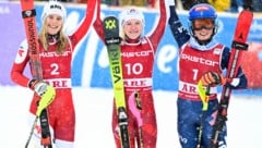 Siegerin Katharina Truppe (Mitte) mit der Zweitplatzierten Katharina Liensberger und der Dritten Mikaela Shiffrin (Bild: APA/AFP/TT News Agency/Pontus LUNDAHL)