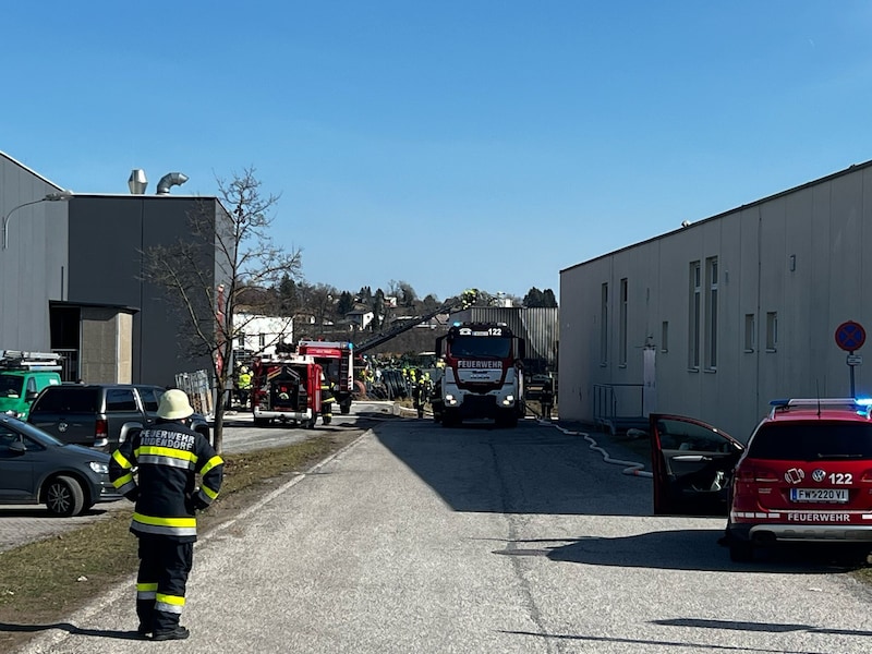 Neun Feuerwehren aus Villach wurden alarmiert (Bild: Klaus Loibnegger)