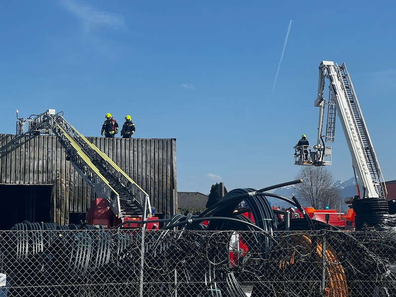 Feuerwehrkräfte im Löscheinsatz (Bild: Klaus Loibnegger)