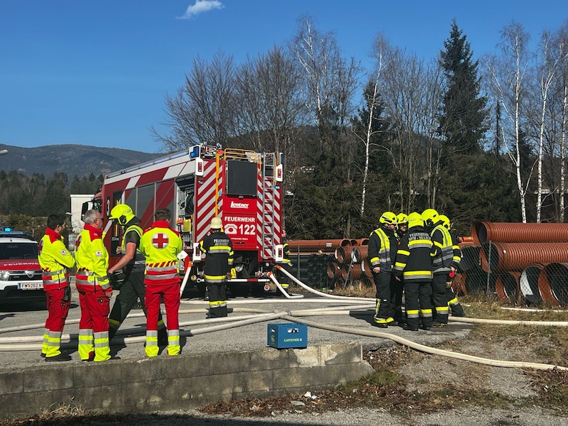 Mit mehreren Löschleitungen wurde das Feuer bekämpft (Bild: Klaus Loibnegger)