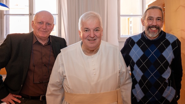 Regisseur Hermann Weiskopf, Martin Riederer (Prämonstratenser im Stift Wilten) und Drehbuchautor Peter Mair (v. li.) klären in einem Lehrfilm über das Leben des Osttiroler Märtyrers Bruder Gereon während der NS-Zeit auf. (Bild: Reinhold Sigl)