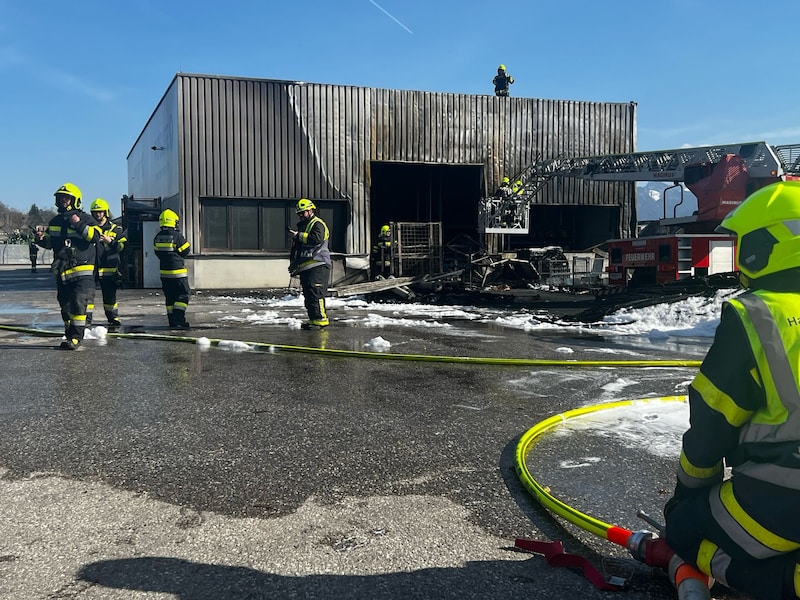 Noch werden kleinere Brandherde bekämpft (Bild: Klaus Loibnegger)