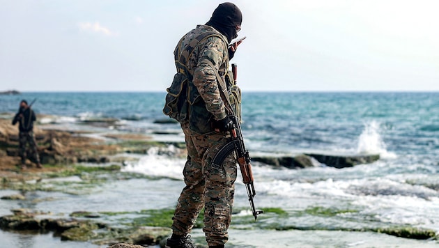 Fighters allied with the Syrian transitional government in the coastal province of Latakia (Bild: AFP/OMAR HAJ KADOUR)