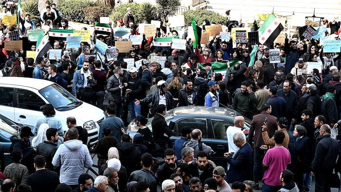 Proteste in Damaskus: Auch in der syrischen Hauptstadt lassen die Ereignisse an der Westküste ...
