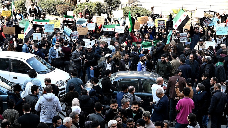 Proteste in Damaskus: Auch in der syrischen Hauptstadt lassen die Ereignisse an der Westküste des Landes nicht kalt. Sie fürchten um die Einheit des Landes. (Bild: APA/AFP)