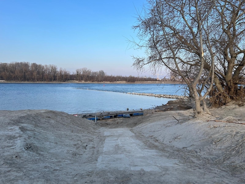 Auch dieser Steg in Kritzendorf liegt normalerweise im Wasser. (Bild: Leserreporter)