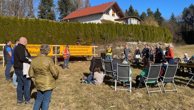 Bürger sagen Nein zu Gewerbezufahrt durch Siedlung. (Bild: Andrea Gußnig)