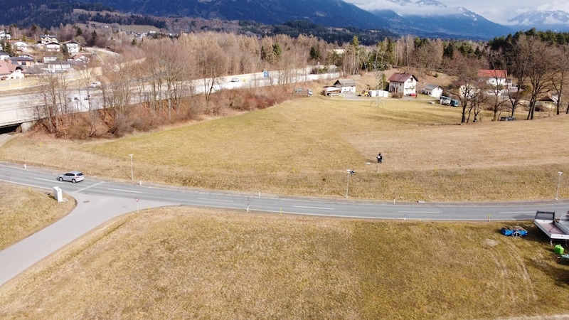 Auf dieser Fläche sollen sich Firmen ansiedeln. Dazu braucht es eine Zufahrtsstraße.  (Bild: zvg)