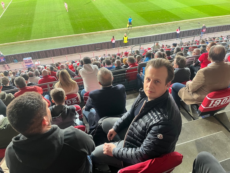 Landesrat Karlheinz Kornhäusl leistete im Stadion sofort Erste Hilfe. (Bild: Jauschowetz Christian)