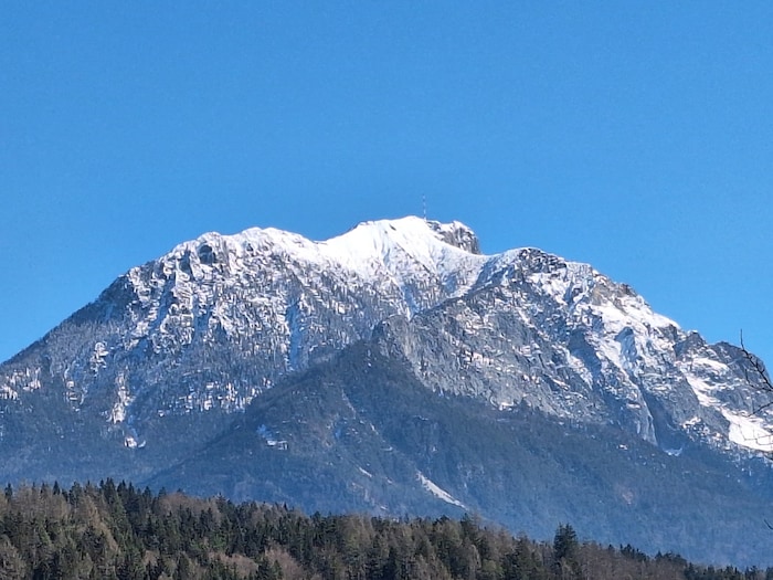 Der Dobratsch erstrahlt in der Sonne, fotofgrafisch eingefangen von Dagmar Langmaier.