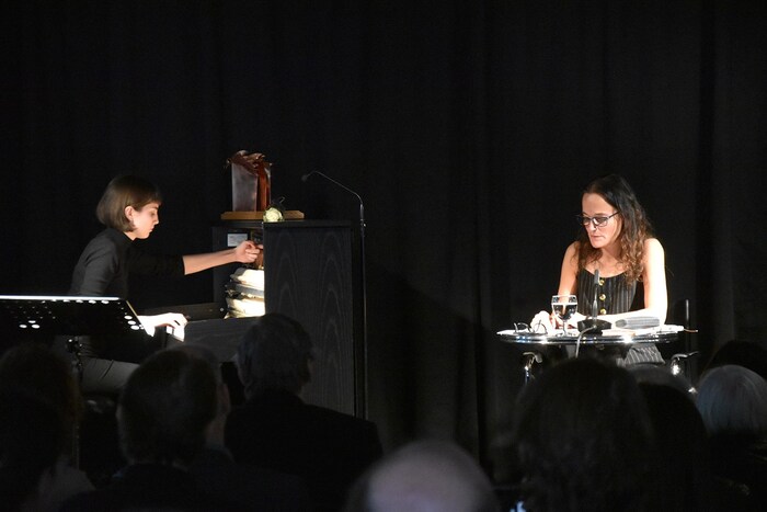 Laznia trug Stellen aus ihrem Gewinnerbuch vor. Tochter Miriam begleitete sie dazu am Klavier.
