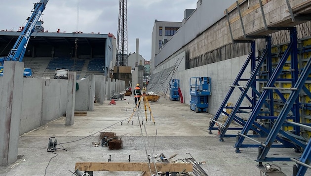 Mit Kränen und Bauteilen entsteht die neue Haupttribüne. (Bild: Sportclub)