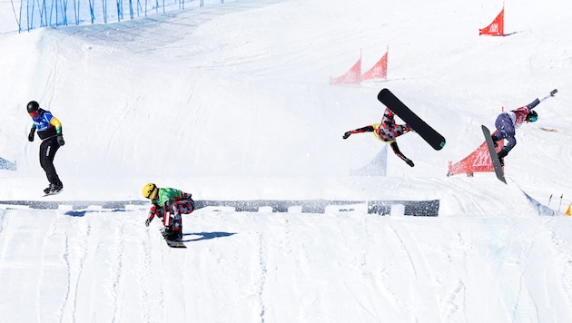 Elias Leitner (2.v.r.) hob in Gudauri ab. (Bild: Miha Matavz)