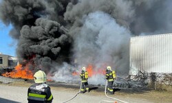 Die Flammen griffen schnell auf die Lagerhalle über.