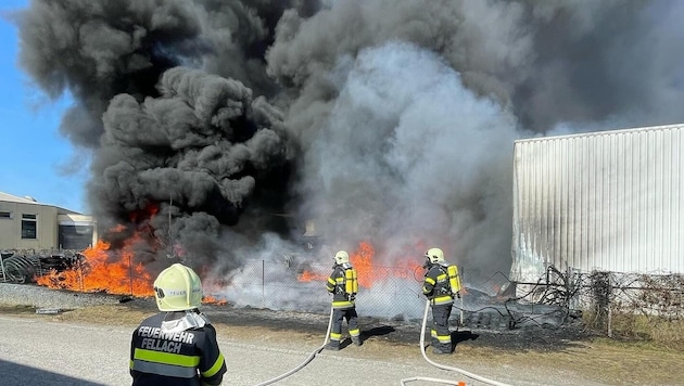 The flames quickly spread to the warehouse. (Bild: Hauptfeuerwache Villach)