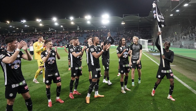 Malick Yalcouye cheered with the corner flag at the end (Bild: Pail Sepp)