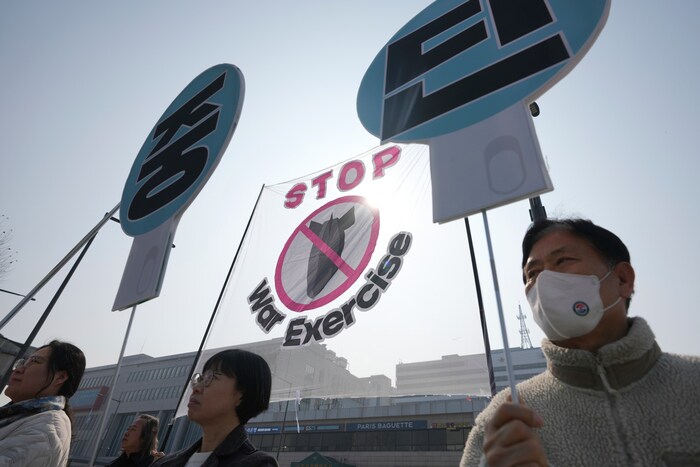Demonstranten fordern ein Ende der Militärübung „Freedom Shield“ von Südkorea und den USA. 