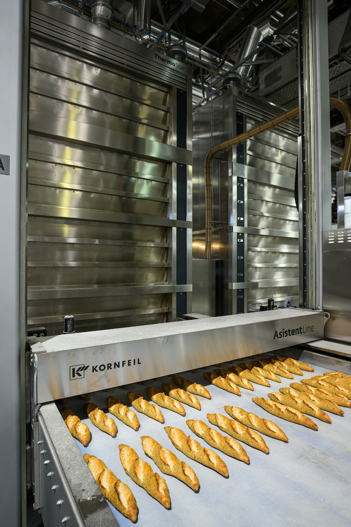 Baguette aus dem Ofen in „Thereses Backofen“,