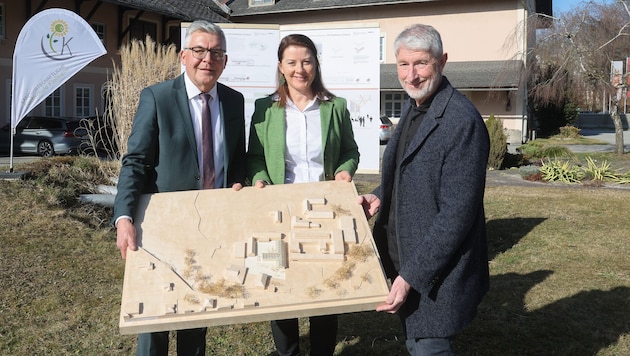 Josef Schwaiger präsentiert mit Direktorin Walburga Kaiser und Architekt Wolfgang Maul das Modell des Projekts. (Bild: Franz Neumayr)