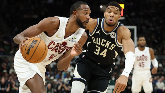 Evan Mobley (l.) im Zweikampf mit Giannis Antetokounmpo (Bild: 2025 Getty Images)