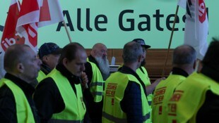 Diese Angestellten und Gewerkschafter marschieren für bessere Arbeitsbedingungen. Ob ihr ...