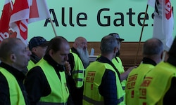 Diese Angestellten und Gewerkschafter marschieren für bessere Arbeitsbedingungen. Ob ihr ...