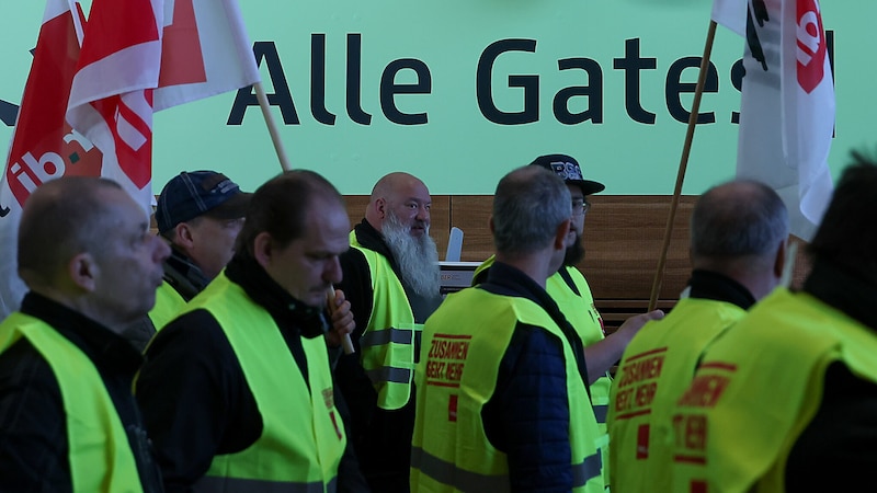 These employees and trade unionists are marching for better working conditions. It remains to be seen whether their industrial action will be successful. (Bild: EPA)