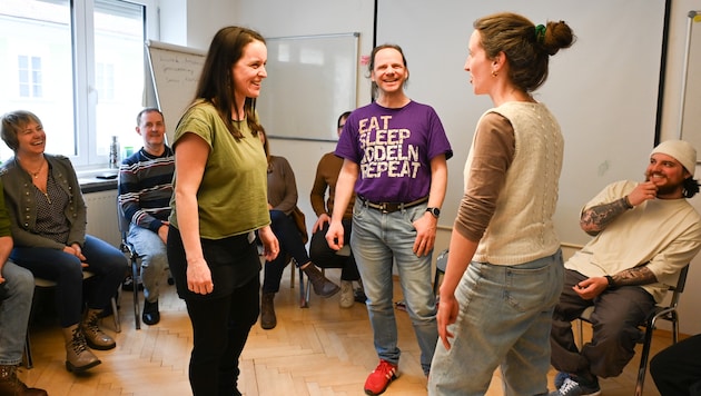 Vero Steinbauer and Lena Sima yodeling together with trainer Hartwig Hermann. (Bild: Evelyn Hronek)