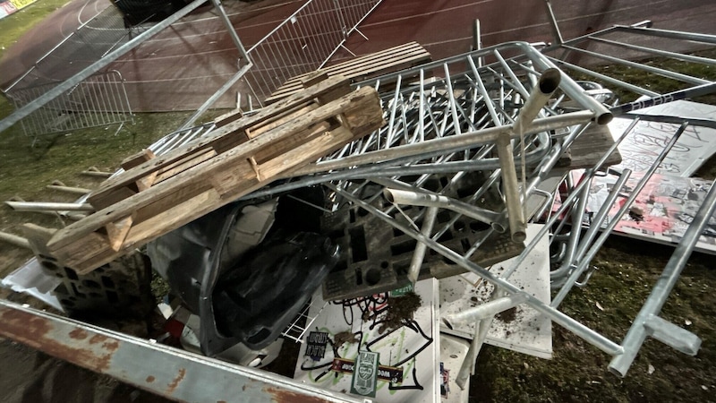 Die „Wurfgegenstände“ der Rapid-Fans in Hartberg. (Bild: LPD Steiermark)