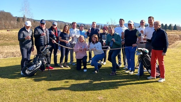 Die ersten Golfer schlugen am Donnerstag feierlich ab! (Bild: Otmar Feistritzer)