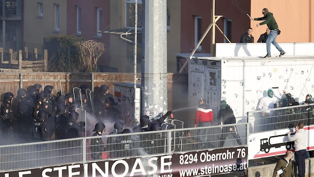 Rapid-Fans attackierten in Hartberg die Einsatzkräfte. (Bild: APA/ERWIN SCHERIAU)