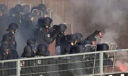Neun Polizisten wurden verletzt.
