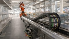 Ein erster Roboter wurde für die zweite Produktionslinie schon aufgebaut. (Bild: BMW Group Werk Steyr)