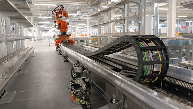 Ein erster Roboter wurde für die zweite Produktionslinie schon aufgebaut. (Bild: BMW Group Werk Steyr)