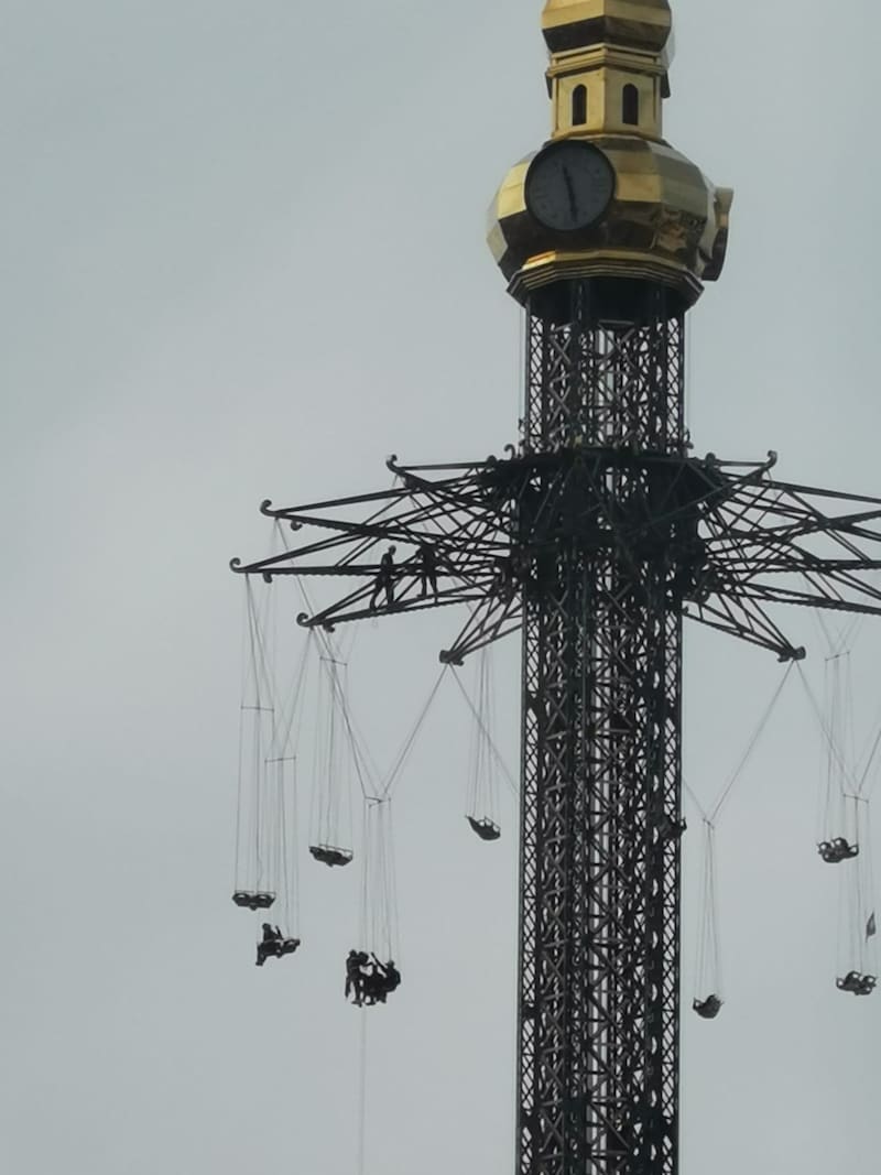 Spektakuläre Aufnahmen eines Leserreporters zeigen die Einsatzübung der Wiener Berufsfeuerwehr auf dem Praterturm. (Bild: „Krone“-Leserreporter)