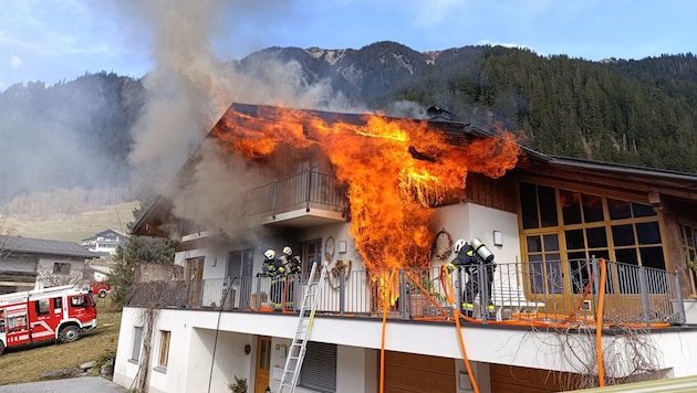 Das brennende Haus in Gaschurn. (Bild: Feuerwehr Sankt Gallenkirch)