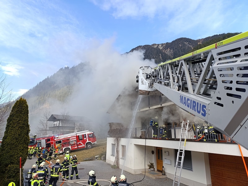 Die Florianijünger brachten das Feuer unter Kontrolle.  (Bild: Feuerwehr Sankt Gallenkirch)