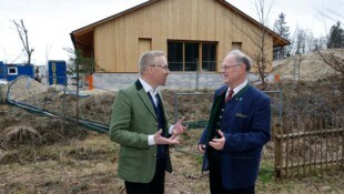 Direktor Peter Fritz und Heinrich Marckhgott vor dem künftigen Besucherzentrum im Freilichtmuseum. (Bild: Markus Tschepp)