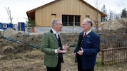 Direktor Peter Fritz und Heinrich Marckhgott vor dem künftigen Besucherzentrum im ...