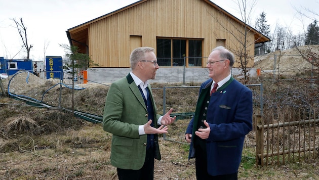 Direktor Peter Fritz und Heinrich Marckhgott vor dem künftigen Besucherzentrum im Freilichtmuseum. (Bild: Markus Tschepp)