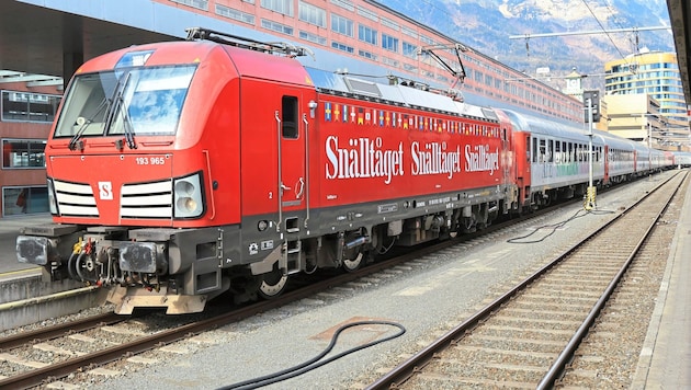 Ankunft eines Snälltåget-Zuges am Innsbrucker Hauptbahnhof. Die Strecke Stockholm-Innsbruck wird mit derselben Lok bewältigt (Bild: Birbaumer Christof)