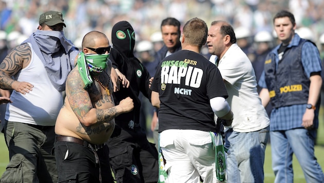 Hooligans storm onto the pitch in 2011 (Bild: HERBERT P. OCZERET)