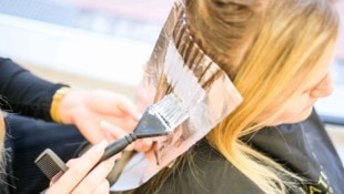 Bei der Haar-Pflege gibt es einiges zu beachten. (Bild: Horst Einöder/Flashpictures)