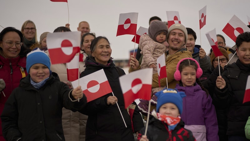 Anhängerinnen und Anhänger eines grönländischen Kandidaten (Bild: Emilio Morenatti)