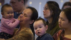 Grönländerinnen und Grönländer in einer Kirche (Bild: AP/Emilio Morenatti)