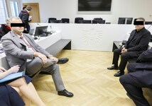 Die beiden Angeklagten Hans-Jörg Jenewein und Egisto Ott (v.l). (Bild: APA/TOBIAS STEINMAURER, Krone KREATIV)