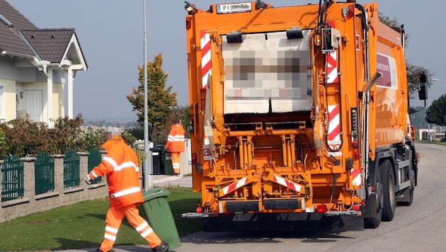 Einige Mitarbeiter der St. Pöltner Müllabfuhr sollen bestochen worden sein (Symbolbild). (Bild: Medienservice St. Pölten, Krone KREATIV)