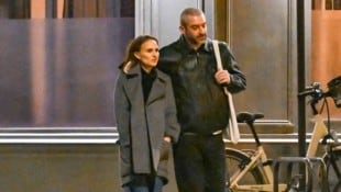 Natalie Portman wurde beim romantischen Spaziergang durch Paris mit ihrem neuen Freund erwischt. (Bild: PPS/www.photopress.at)