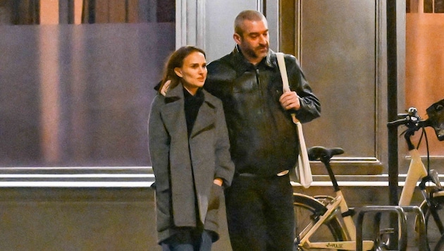 Natalie Portman was caught on a romantic stroll through Paris with her new boyfriend. (Bild: PPS/www.photopress.at)