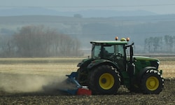 Der Landwirt ist bei Arbeiten mit seinem Traktor umgekommen (Symbolbild).